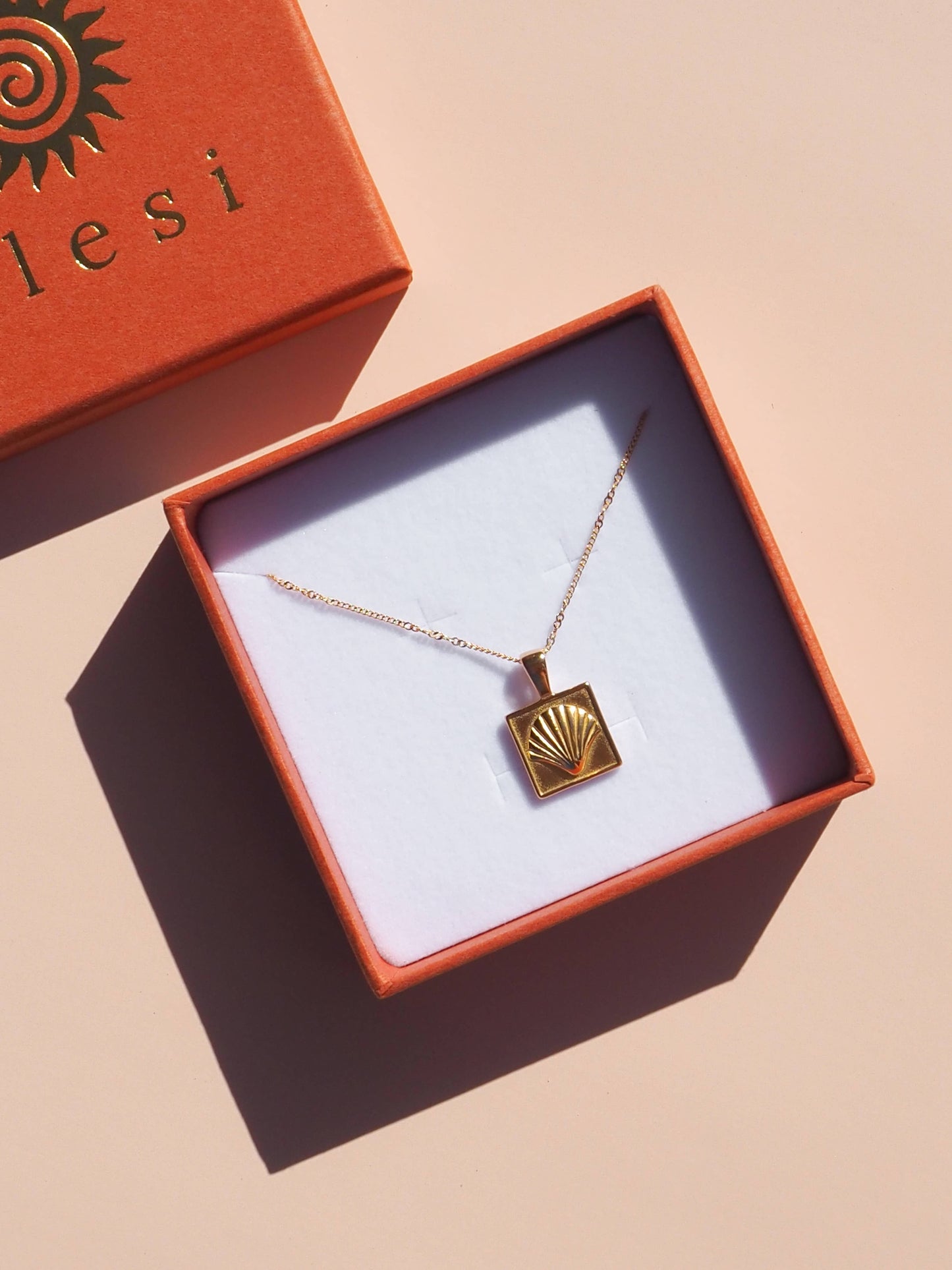 Seashell Scallop Pendant Necklace 18K Gold