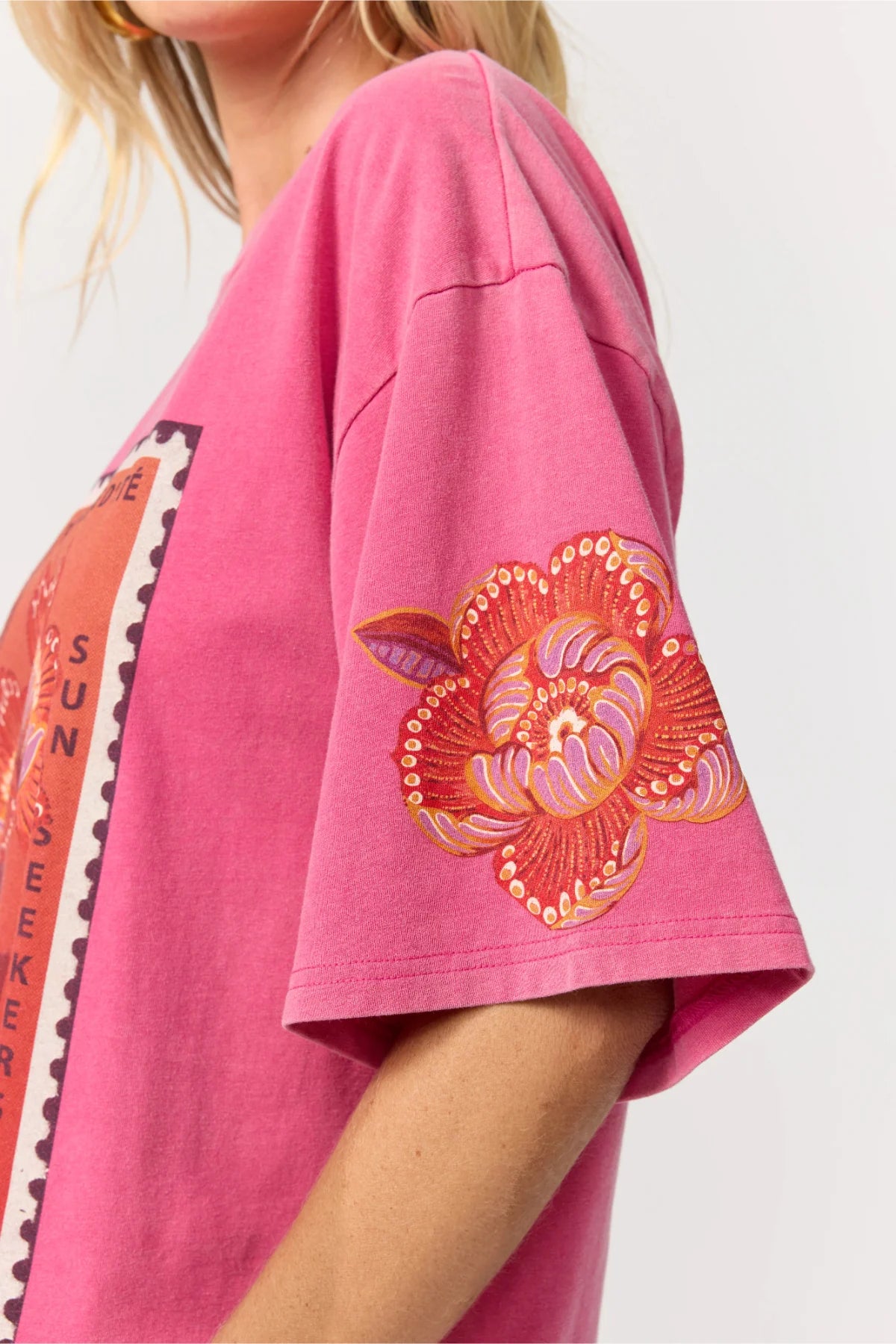 November - Maison Soleil Tee - Magenta