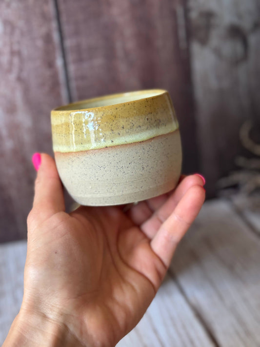 Mini hug mug in Yellow